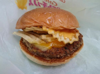 Illustration for article titled Japan Knows It: Chips Make Burgers Better